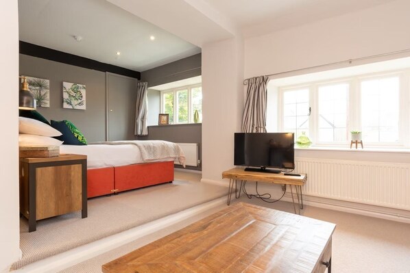 1 habitación, escritorio, tabla de planchar con plancha y cunas 