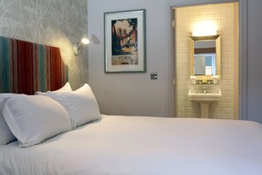 Phòng, 1 giường đôi (Cosy Room) | Két bảo mật tại phòng, trang trí khác biệt, bàn, màn/rèm cản sáng 