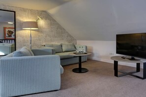 Phòng dành cho gia đình (2 Rooms) | Két bảo mật tại phòng, trang trí khác biệt, bàn, màn/rèm cản sáng 