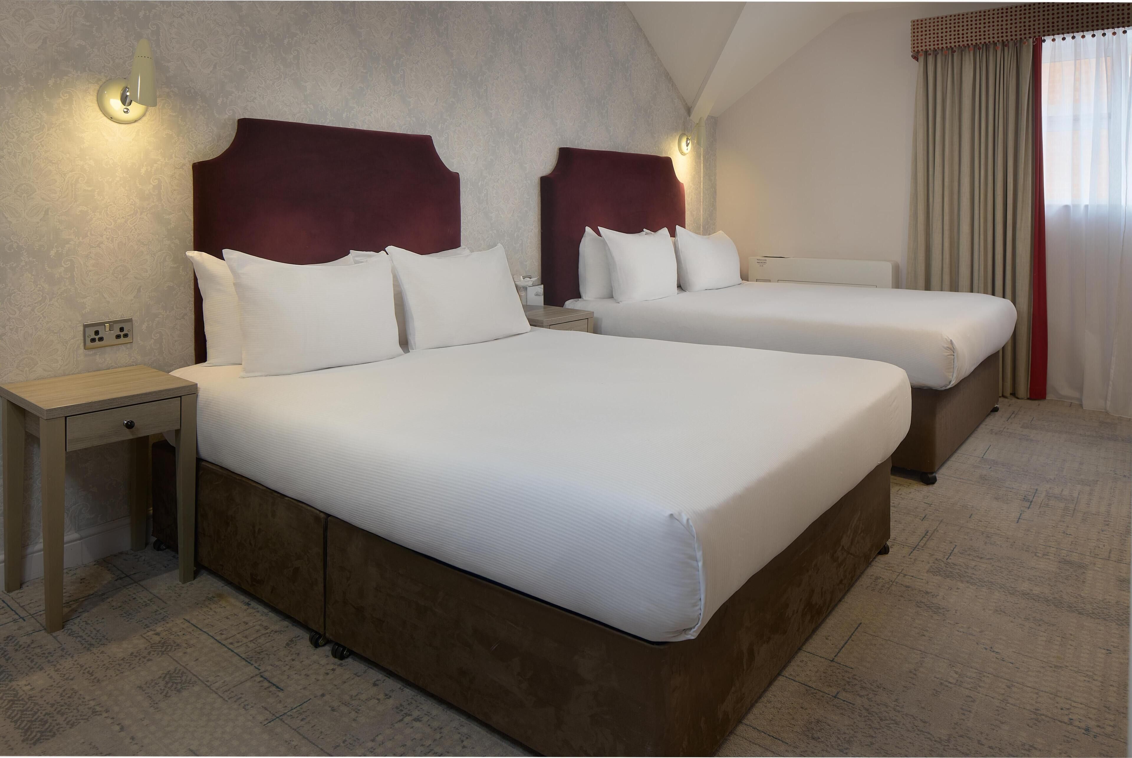 Habitación, 2 camas matrimoniales | Caja de seguridad en la habitación y decoración personalizada 