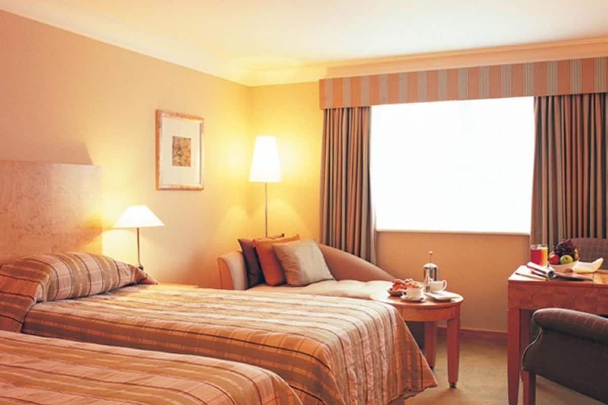 Chambre Standard avec lits jumeaux | Coffre-fort, bureau, fer et planche à repasser