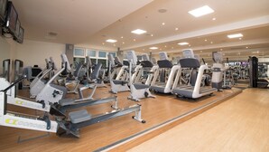 A gym with multiple treadmills, stationary bikes, and elliptical machines. - Regency Park Hotel (Thatcham)