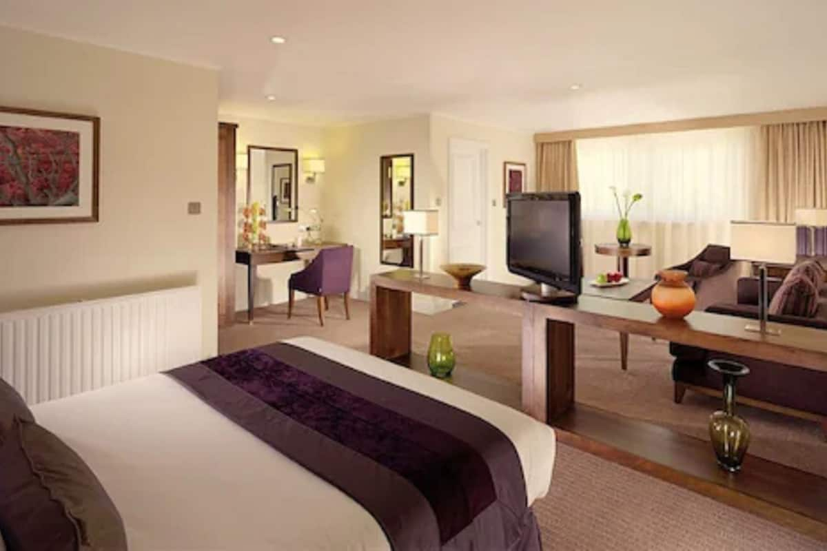 Deluxe Double Room | In-room safe, desk, iron/ironing board, rollaway beds