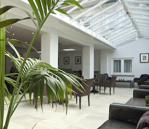 Bar-salon dans le hall
