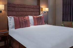 Superior King Room | Escritorio, tabla de planchar con plancha, wifi gratis y ropa de cama 