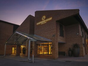 Front of property - Hampshire Court Hotel & Spa (Basingstoke)