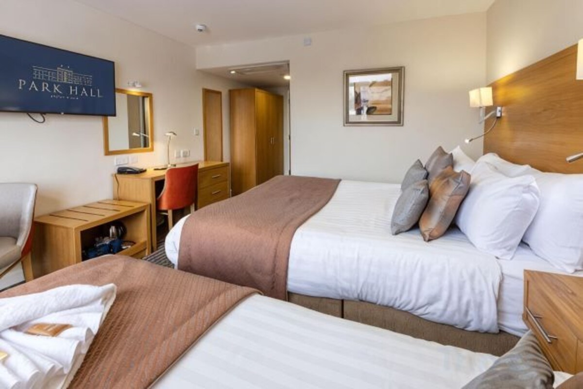 Premium bedding, in-room safe, desk, laptop workspace