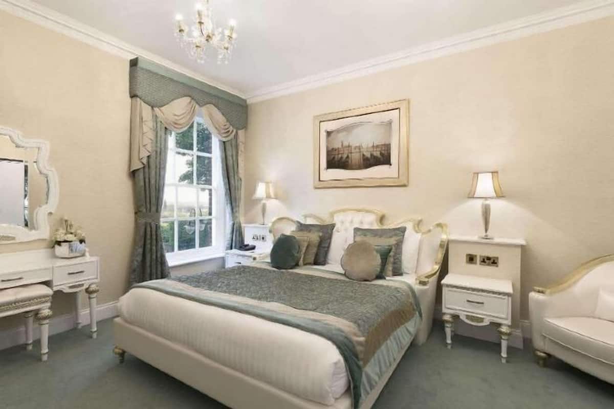 Ropa de cama de alta calidad y caja de seguridad en la habitación