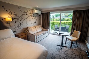 Ropa de cama de alta calidad y caja de seguridad en la habitación 