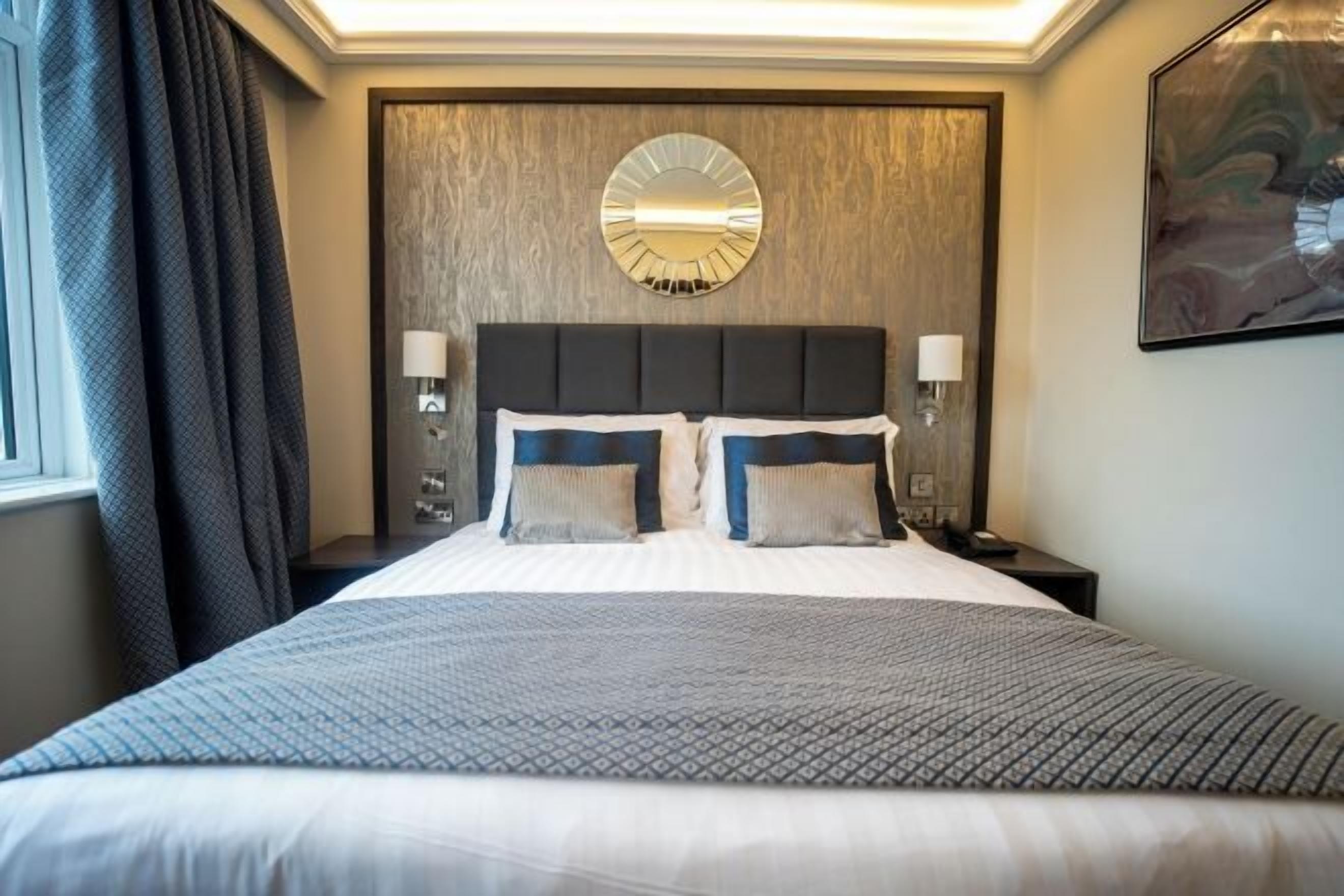 Sengetøy av topp kvalitet, safe på rommet og skrivebord