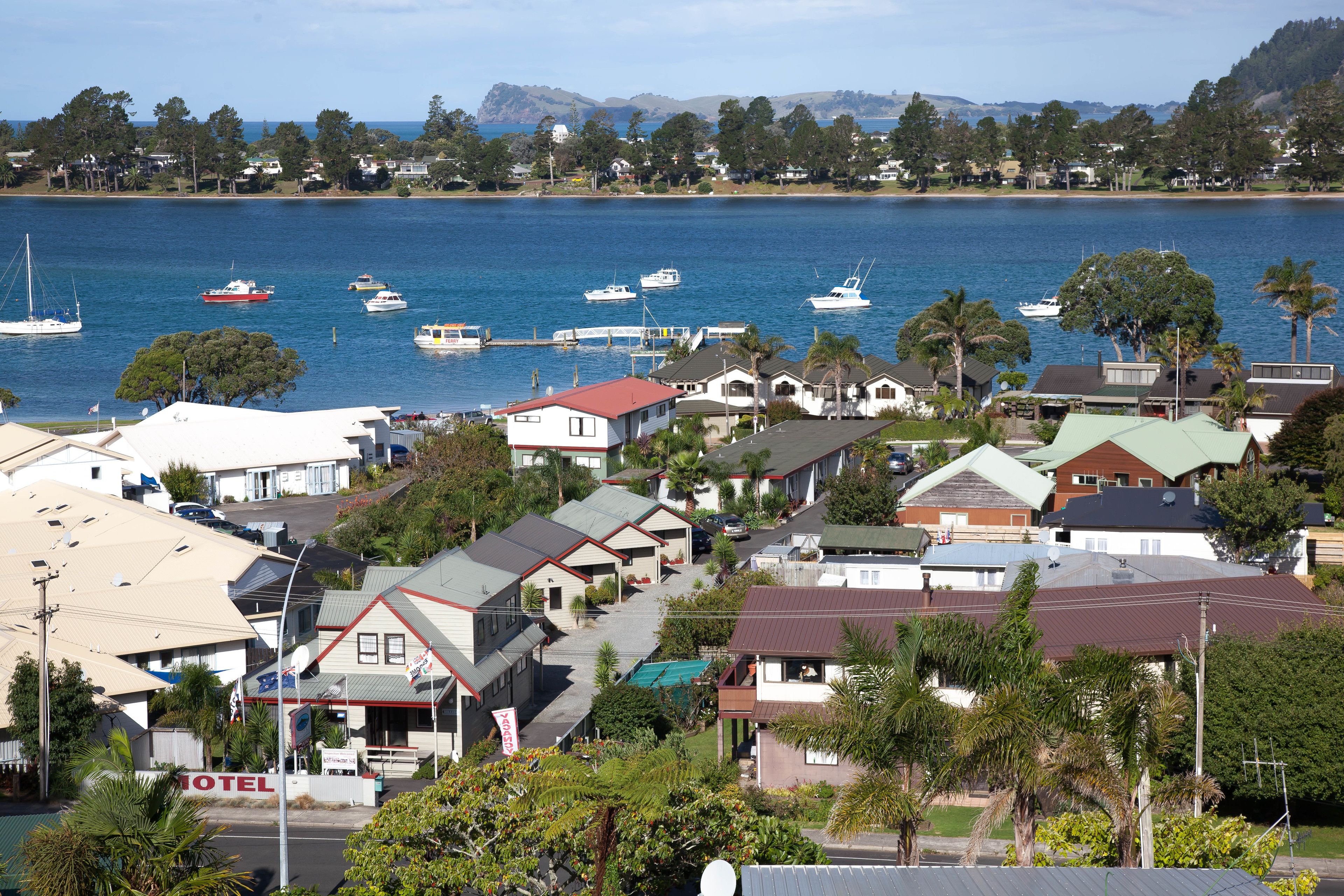 Une ville côtière dotée d’un port de plaisance, de maisons et d’un hôtel.