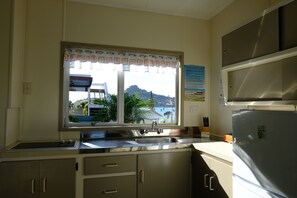 Familien-Suite, 1 Schlafzimmer, Nichtraucher, Kochnische (Seaview family Unit) | Eigene Küche | Kühlschrank, Mikrowelle, Wasserkocher mit Kaffee-/Teezubehör