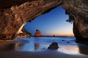 Formación rocosa natural con una abertura que parece una cueva.