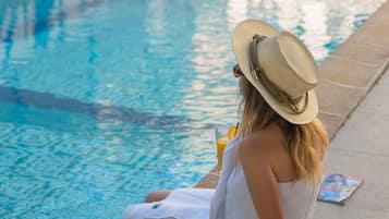 Piscine extérieure, parasols de plage, chaises longues