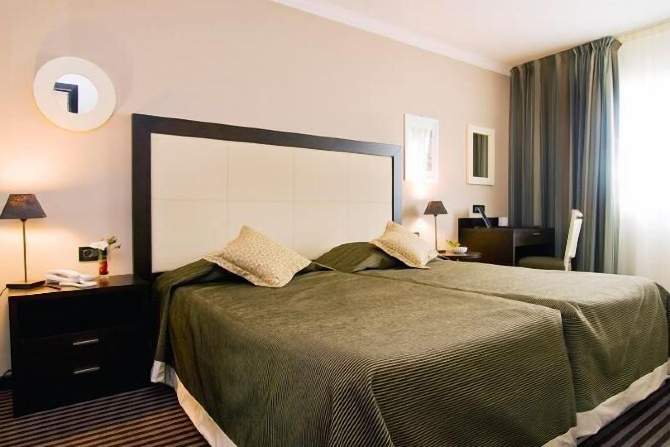 Minibar, coffres-forts dans les chambres, décoration personnalisée