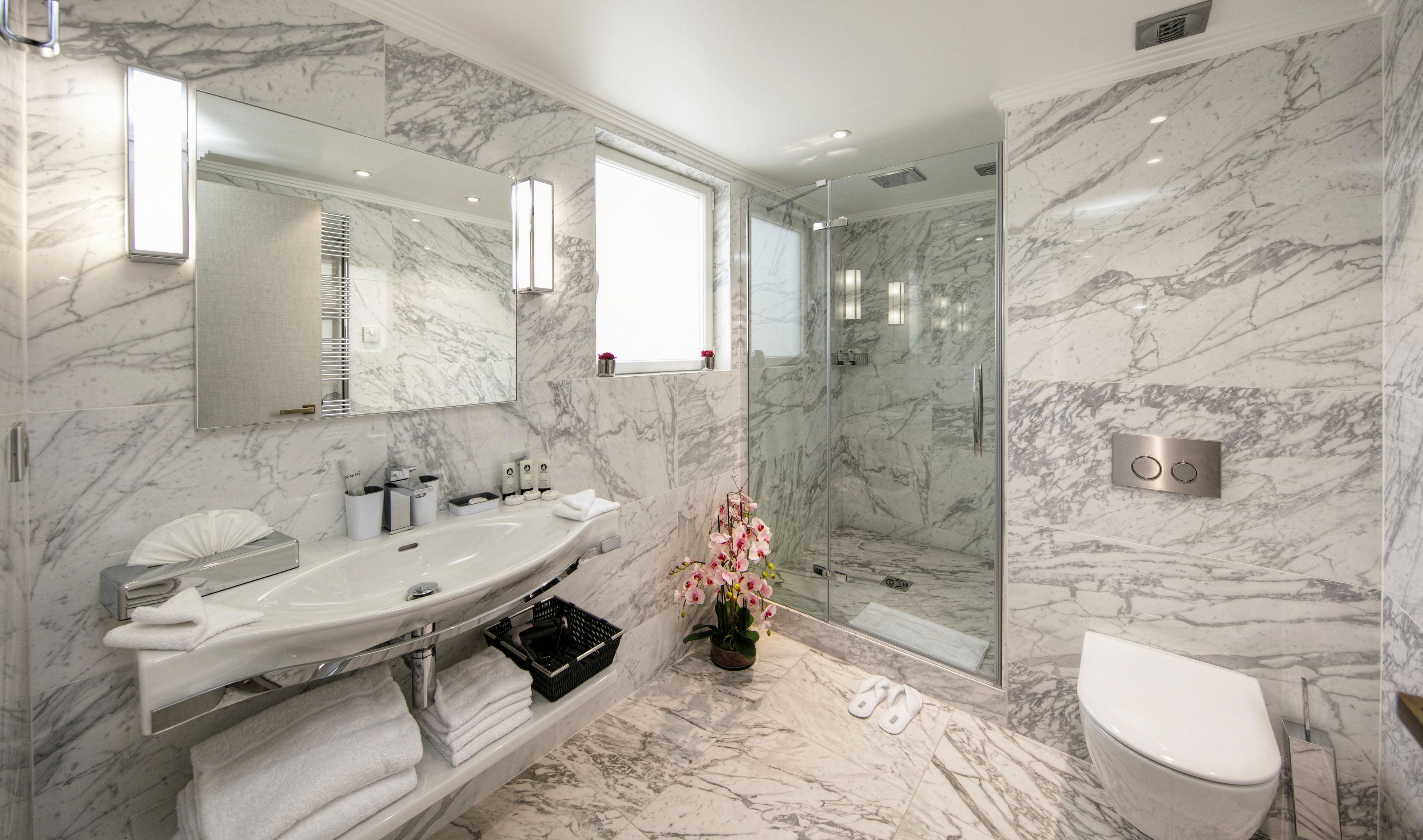 deluxe room, balcony (or terrace) | bathroom | free toiletries, hair dryer, towels