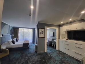 Suite familiar, balcón | Caja de seguridad en la habitación y decoración personalizada 