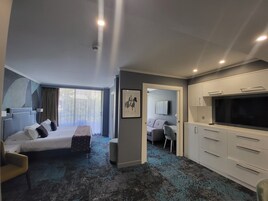 Perhesviitti, parveke | Minibaari, tallelokero huoneessa, yksilöllisesti sisustettu