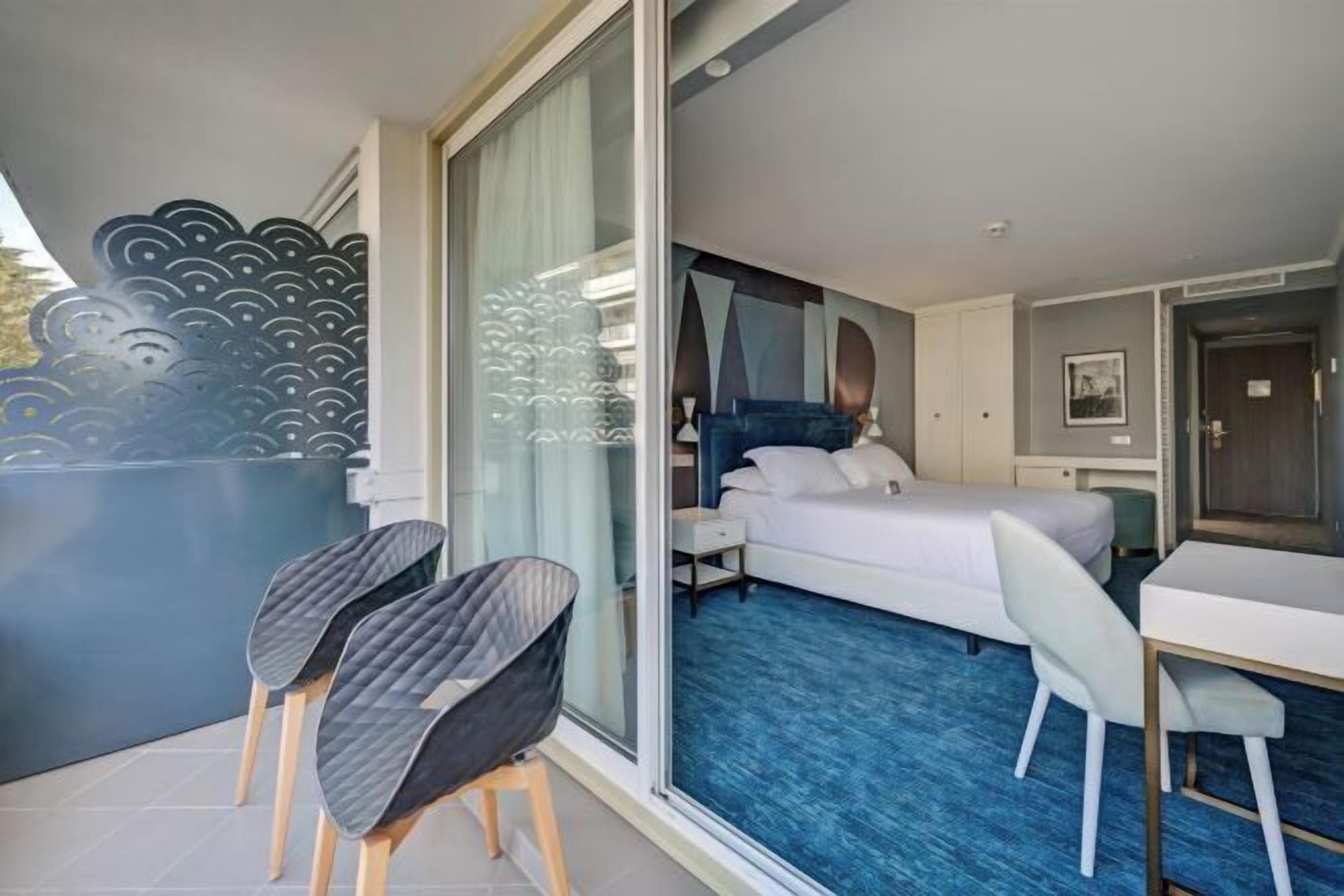 Minibar, coffres-forts dans les chambres, décoration personnalisée