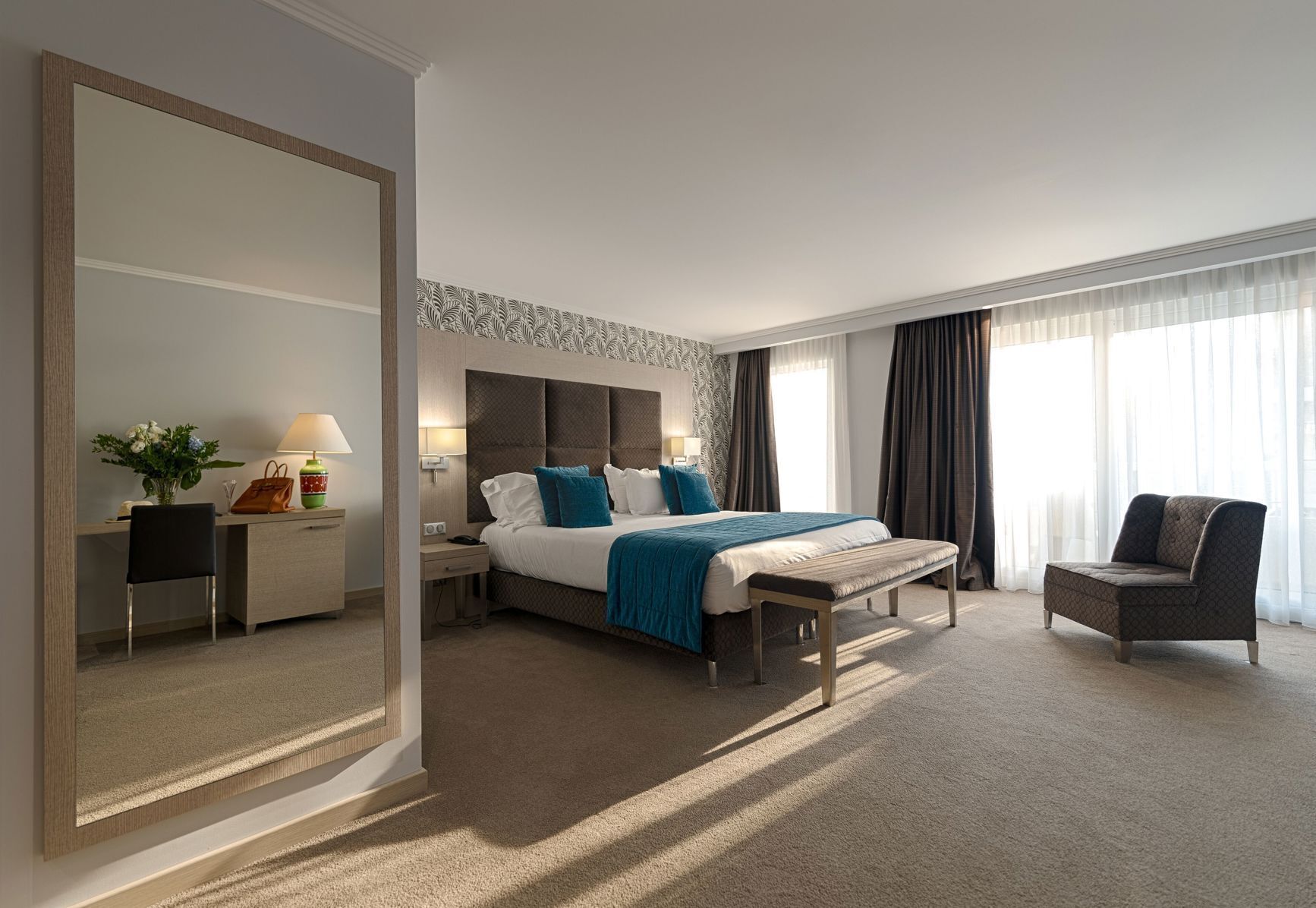 Een minibar, een kluis op de kamer, individueel gedecoreerd