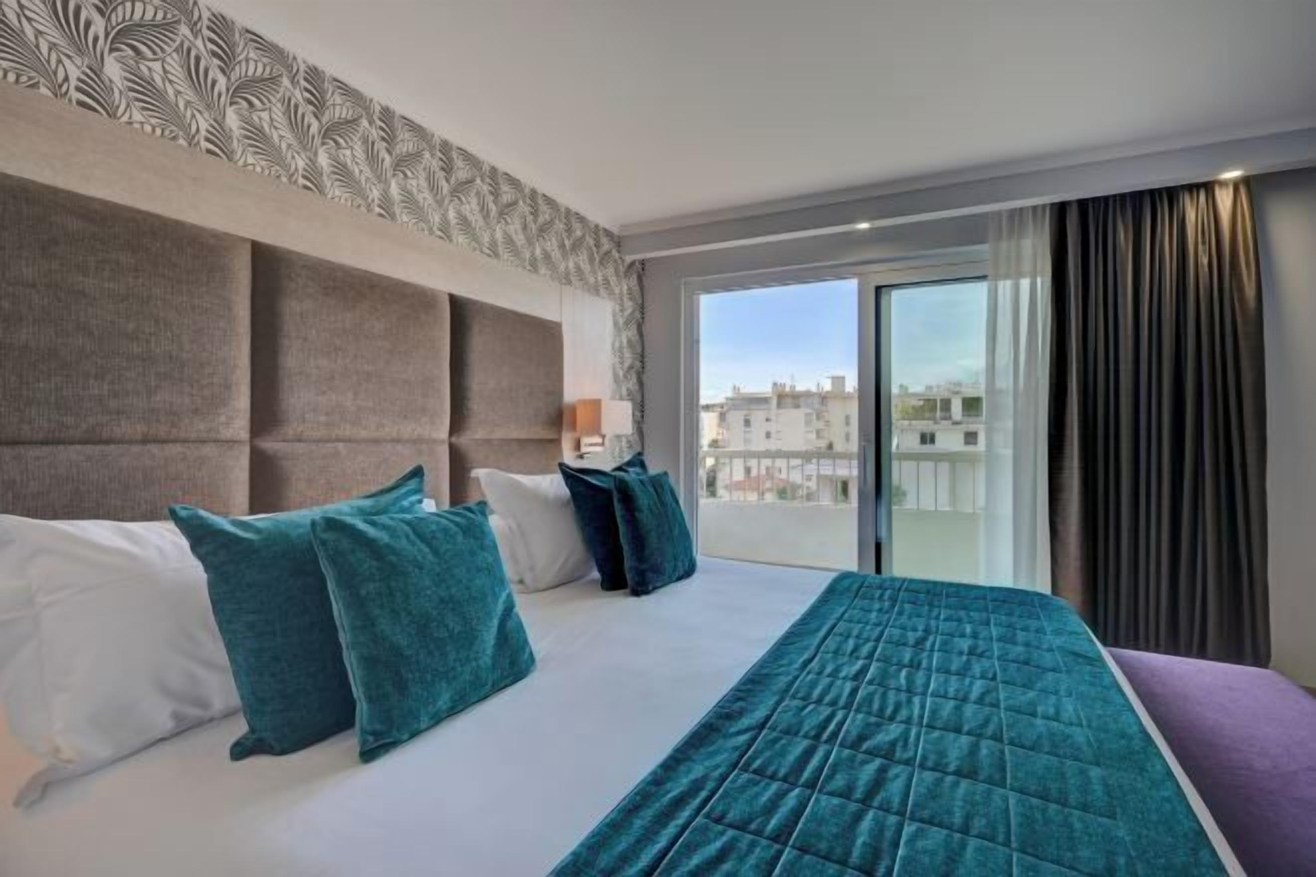 Minibar, coffres-forts dans les chambres, décoration personnalisée