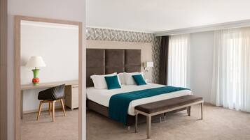 Minibar, caja de seguridad en la habitación y decoración personalizada