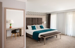 Chambre Familiale, balcon | Minibar, coffres-forts dans les chambres, décoration personnalisée