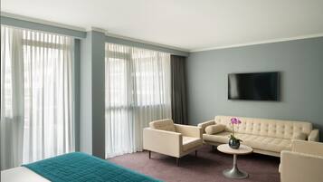 Minibar, caja de seguridad en la habitación y decoración personalizada