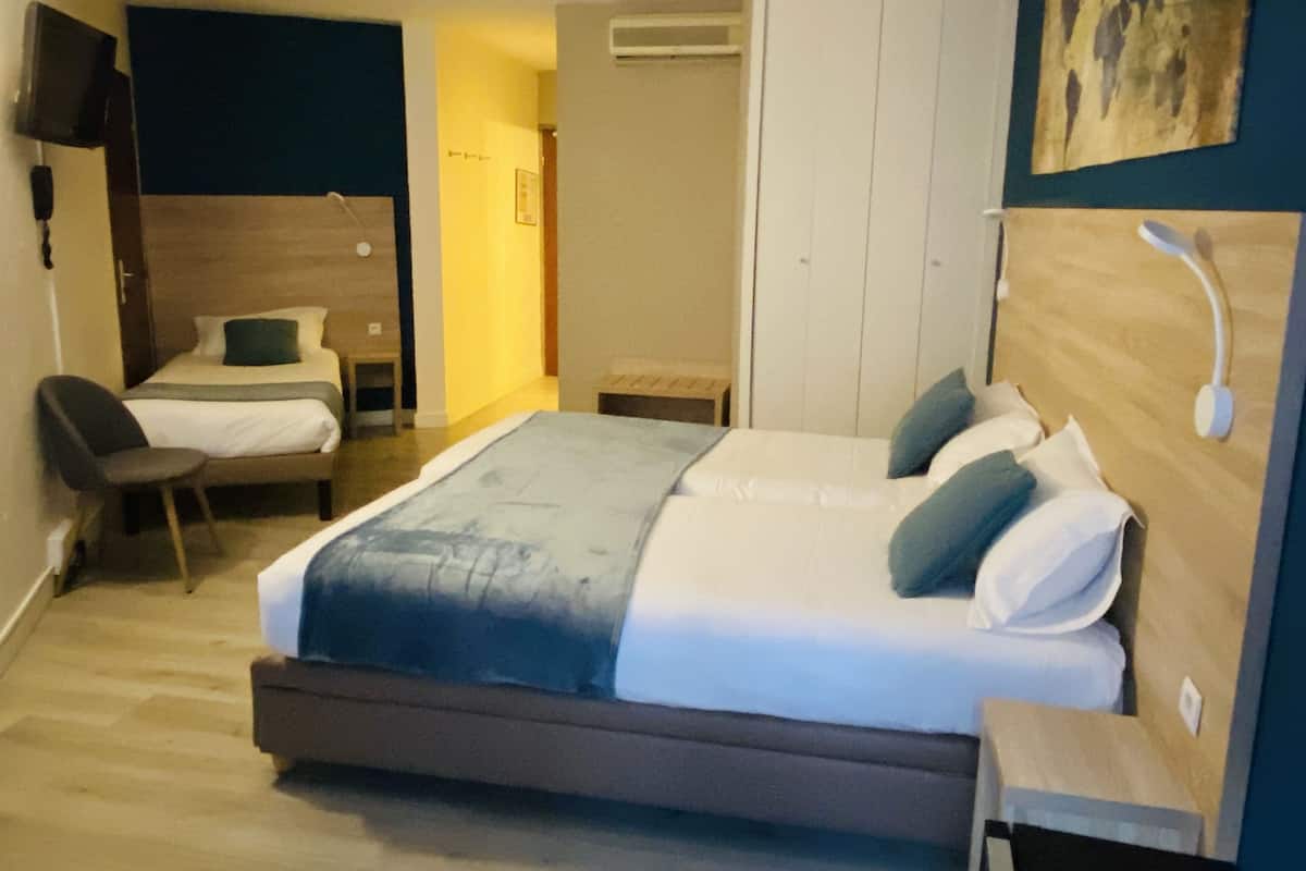 Une chambre à coucher avec un grand lit, une chaise, un bureau et une armoire.
