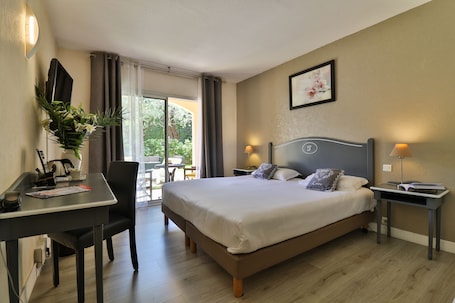Superior Double Room | Premium bedding, in-room safe, desk, laptop workspace. Le Floréal