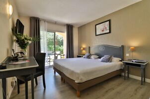 Quarto casal superior | Roupas de cama premium, cofres nos quartos, escrivaninha