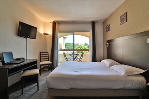 1 Schlafzimmer, hochwertige Bettwaren, Zimmersafe, Schreibtisch