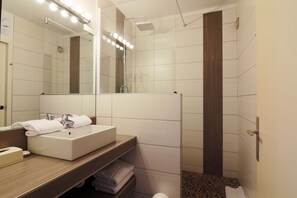 Suihku, ilmaiset hygieniatuotteet, hiustenkuivaaja, pyyhkeet