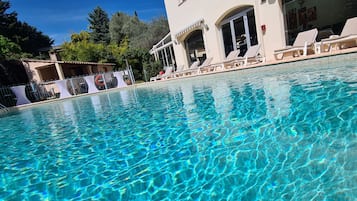 Piscine extérieure, parasols de plage, chaises longues