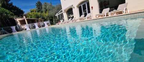 Una piscina al aire libre (de 07:30 a 21:00), sombrillas, tumbonas