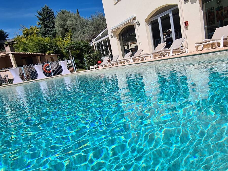 Utomhuspool, öppet 07.30 till 21.00, parasoller och solstolar