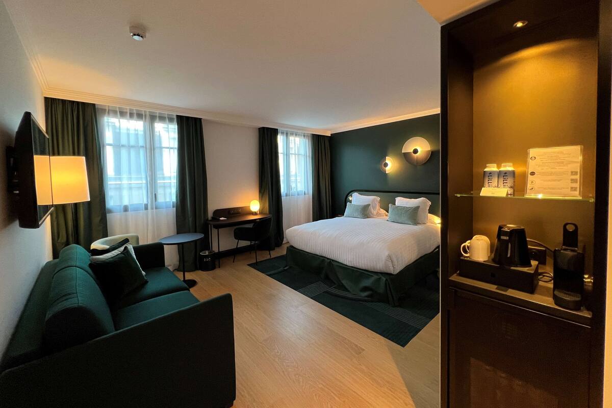 ห้องดีลักซ์, เตียงคิงไซส์ 1 เตียง, ปลอดบุหรี่ (Larger Room;Twin bed on request) | มินิบาร์, ตู้นิรภัยในห้องพัก, โต๊ะทำงาน, พื้นที่ทำงานแบบใช้แล  ็ปท็อป