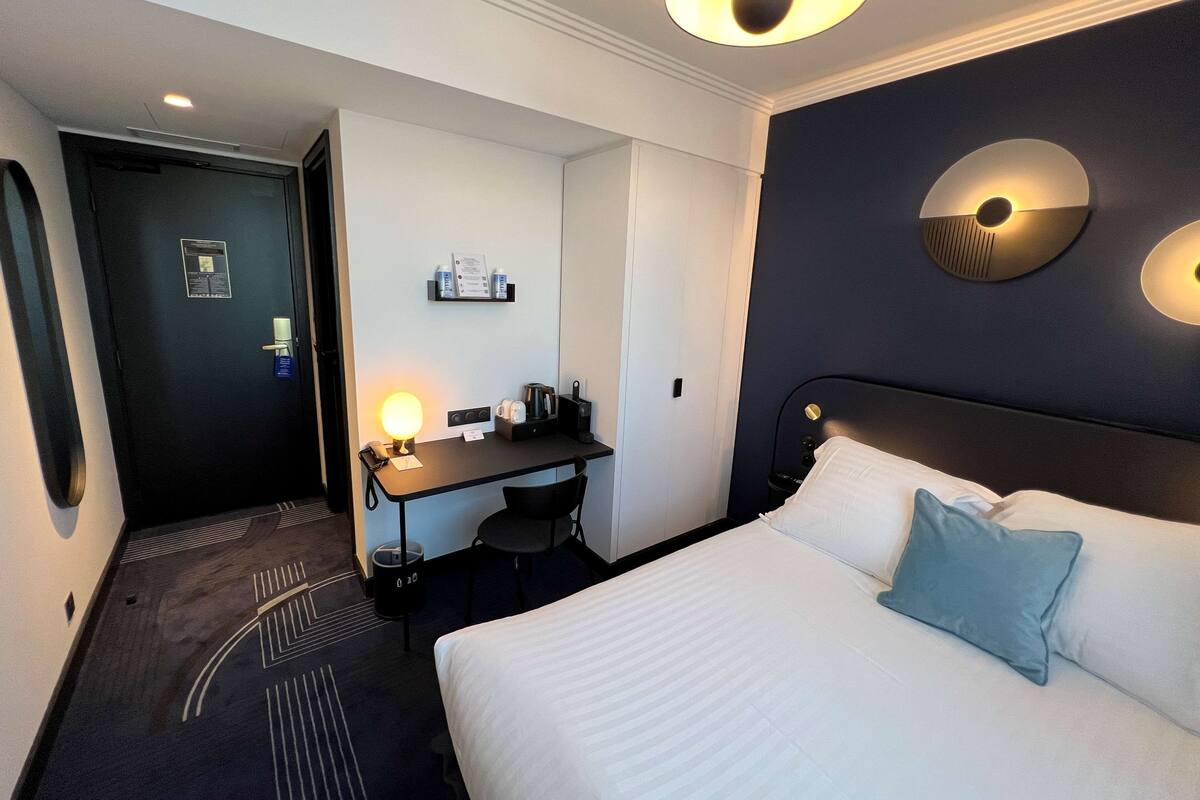 ห้องสแตนดาร์ด, เตียงใหญ่ 1 เตียง, ปลอดบุหรี่ (Small Room) | มินิบาร์, ตู้นิรภัยในห้องพัก, โต๊ะทำงาน, พื้นที่ทำงานแบบใช้แล็ปท็อป
