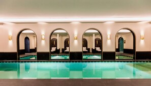 Innendørsbasseng og solsenger