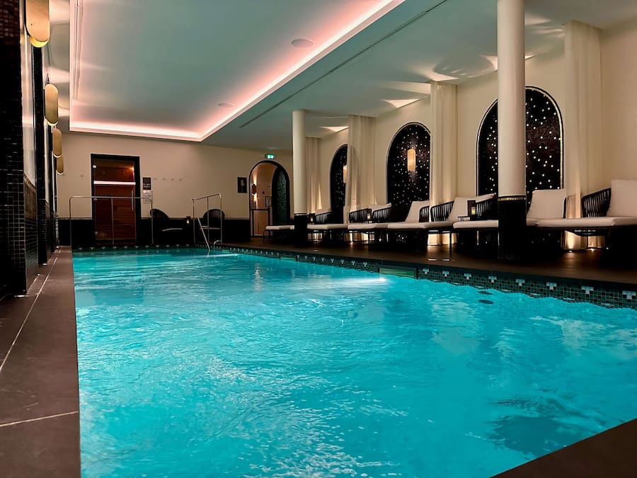 Indoor pool, pool loungers