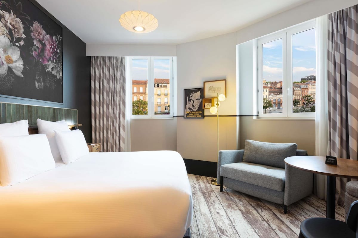 Superior Room, 1 Katil Kelamin (Double) dengan Katil Sofa | Peralatan tempat tidur premium, tilam berlapik, peti besi dalam bilik