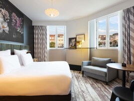 Superior Room, 1 Katil Kelamin (Double) dengan Katil Sofa | Peralatan tempat tidur premium, tilam berlapik, peti besi dalam bilik 