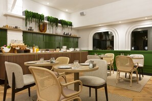 Desayuno buffet diario (EUR 22 por persona)