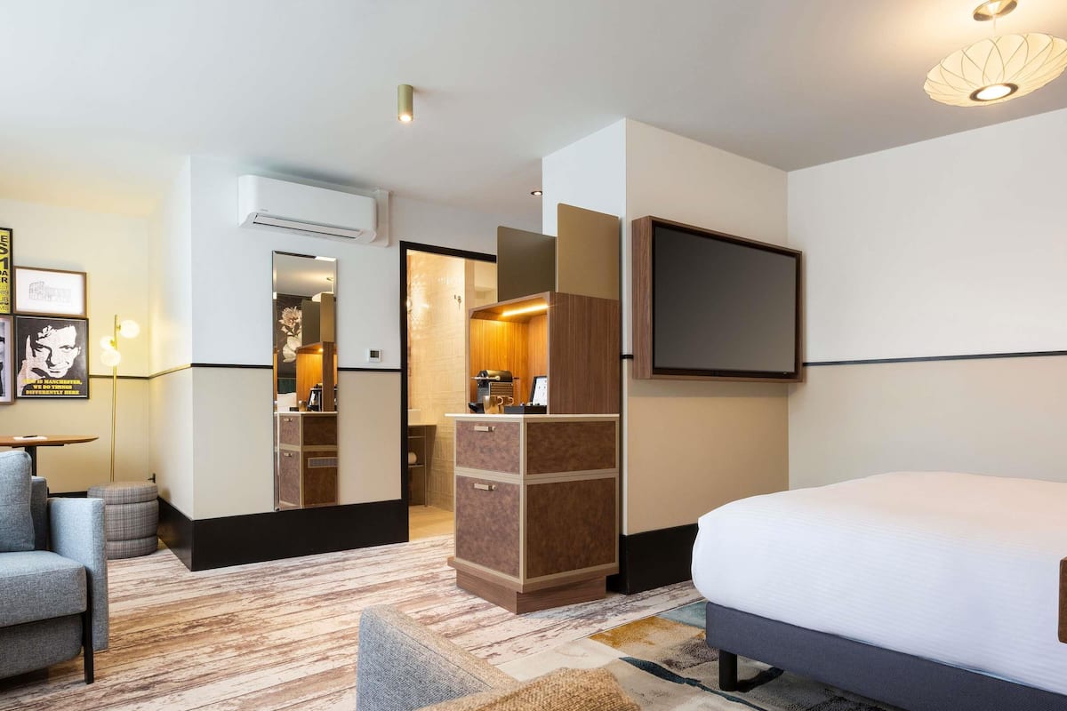 Habitación familiar, varias camas, vista a la ciudad | Ropa de cama de alta calidad y camas con pillow-top