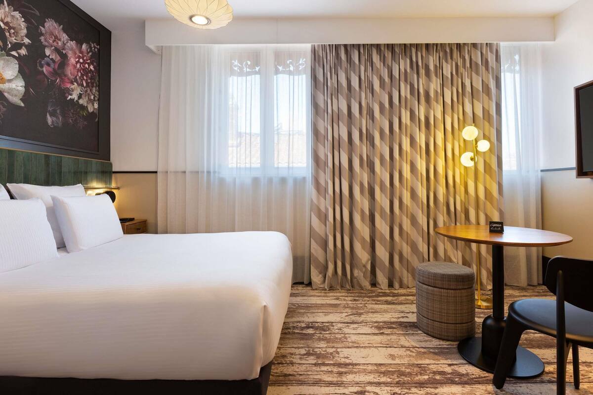ห้องคลาสสิก, เตียงใหญ่ 1 เตียง | เครื่องนอนระดับพรีเมียม, เตียงพร้อมฟูกเสริมที่นอน, ตู้นิรภัยในห้องพัก