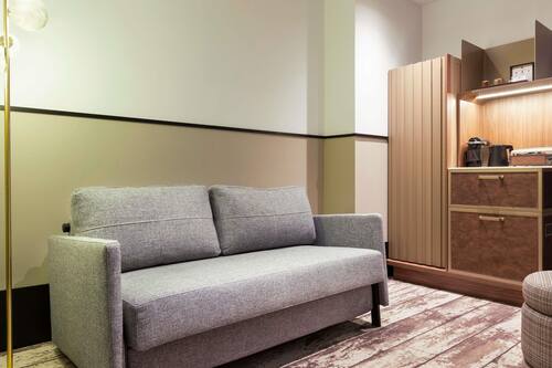 Suite, 1 Doppelbett und Schlafsofa | Hochwertige Bettwaren, Pillowtop-Betten, Zimmersafe, Schreibtisch