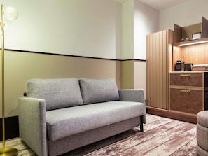 Suite, 1 Katil Kelamin (Double) dengan Katil Sofa | Peralatan tempat tidur premium, tilam berlapik, peti besi dalam bilik