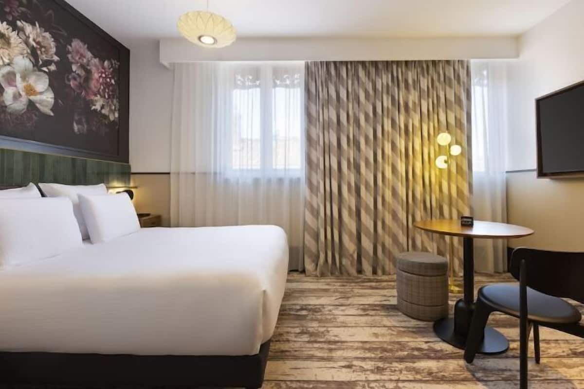 Peralatan tempat tidur premium, tilam berlapik, peti besi dalam bilik