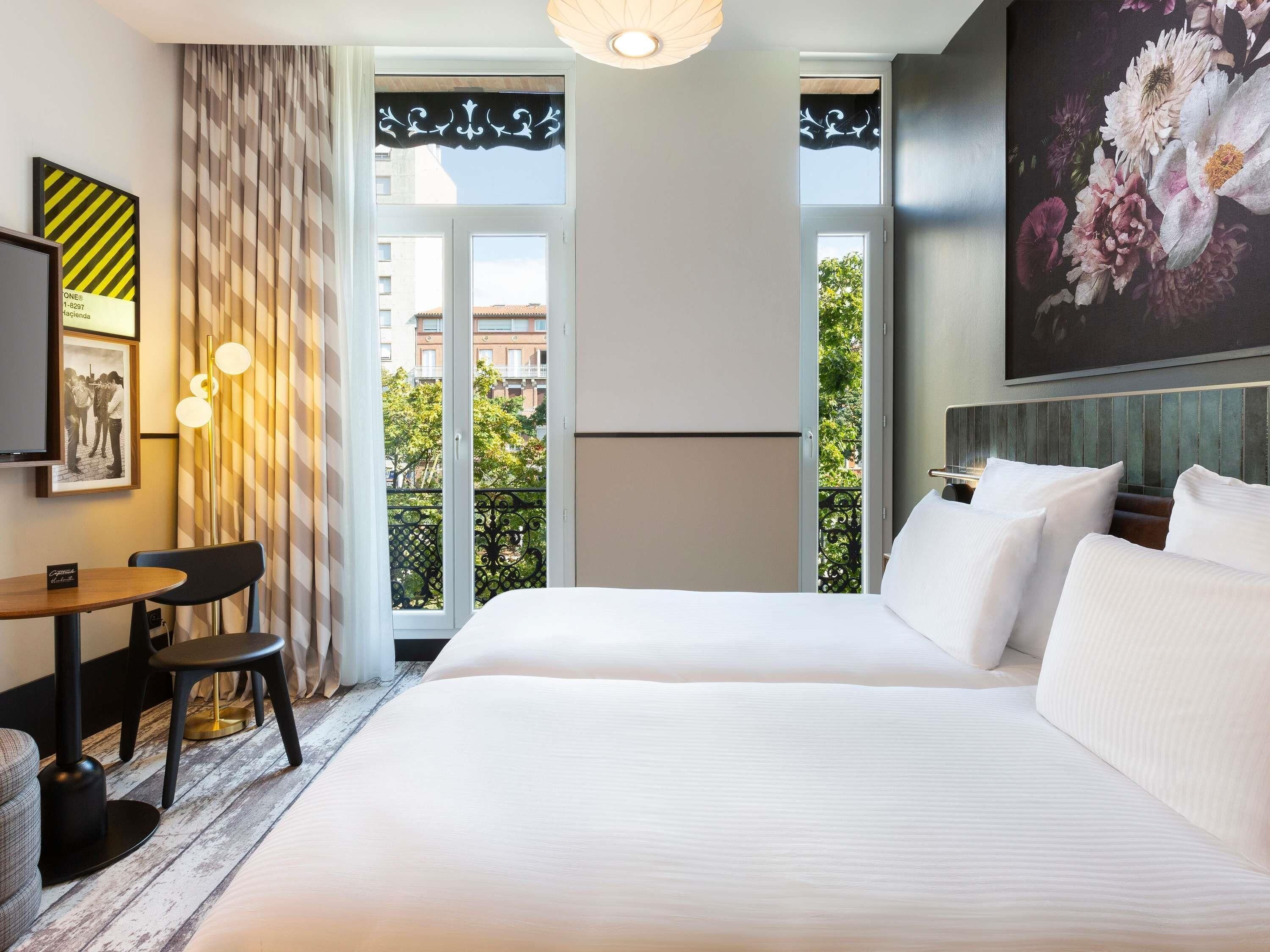 クラシック ルーム シングルベッド 2 台 | 高級寝具、ピロートップベッド、セーフティボックス (室内)、デスク