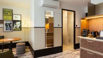 Chambre Familiale, plusieurs lits, vue ville | Literie de qualité supérieure, surmatelas